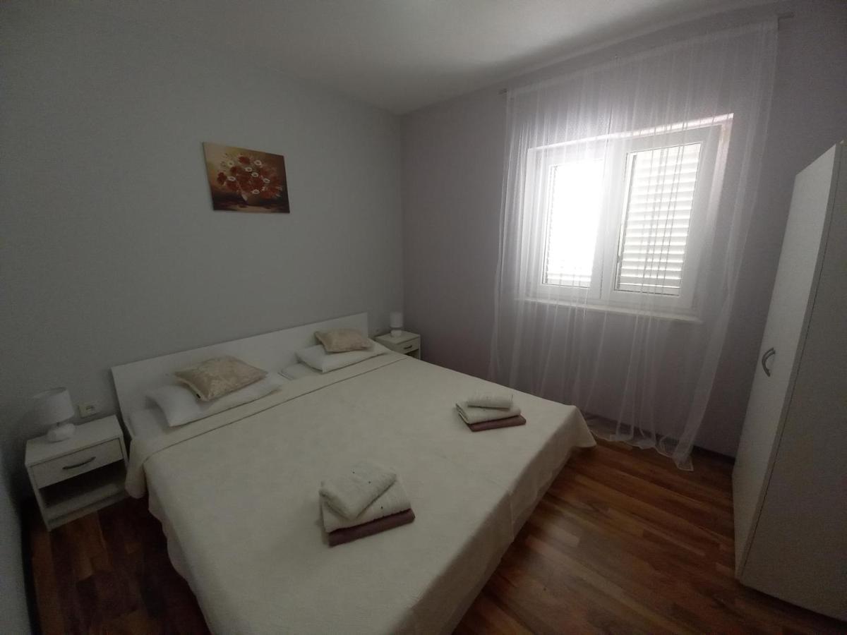 Апартаменты Apartman Maja Каштела Экстерьер фото
