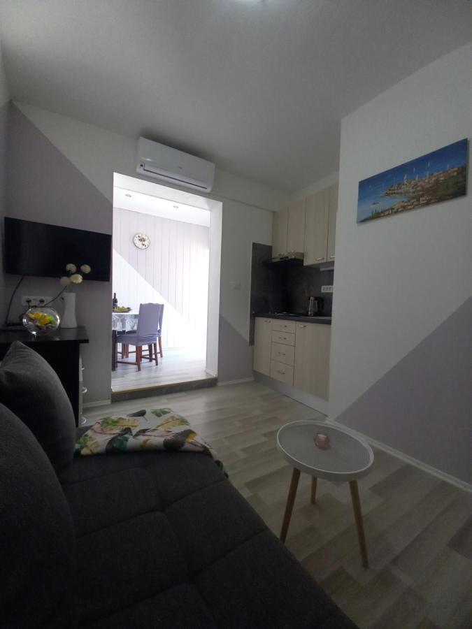 Апартаменты Apartman Maja Каштела Экстерьер фото
